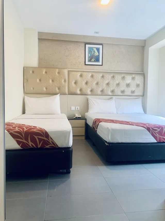 غرفة ديلوكس عائلية بسرير كوين وسرير فردي، Sandpiper Hotel 1/9