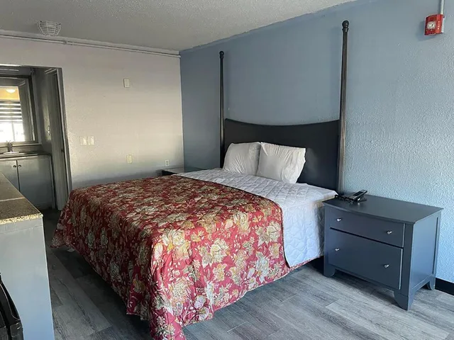 Standard, Single, King Bed, Budgetel Inn and Suites 1/2