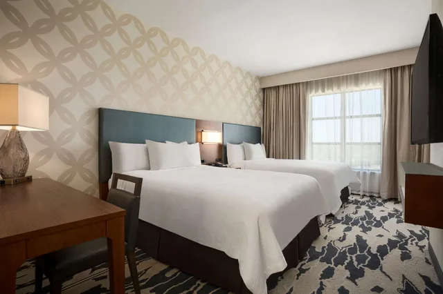 جناح بسريرين كوين بغرفتين مع أريكة، Embassy Suites By Hilton Mcallen Convention Center 1/4