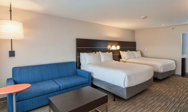 جناح بسريرين كوين، Holiday Inn Express Suites Dodge City 1/1