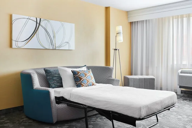 غرفة بسرير كينج مع أريكة، COURTYARD NEWARK DOWNTOWN 2/3