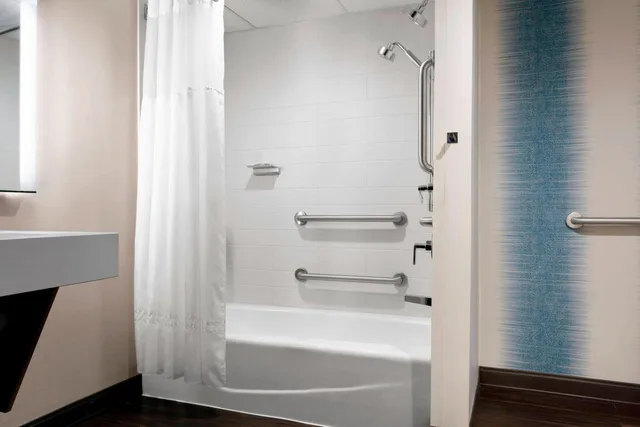 غرفة بسرير كينج بحوض استحمام لذوي الإعاقة، Des Moines Marriott Downtown 5/8