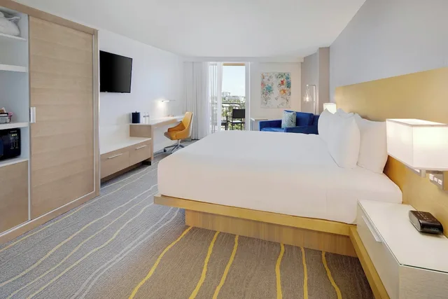 غرفة بسرير كينج بشرفة لذوي الإعاقة، Delta Hotels Daytona Beach Oceanfront 2/5