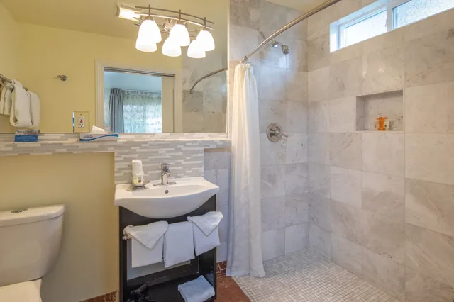 جناح بسرير كوين، Vendange Carmel Inn and Suites 1/1