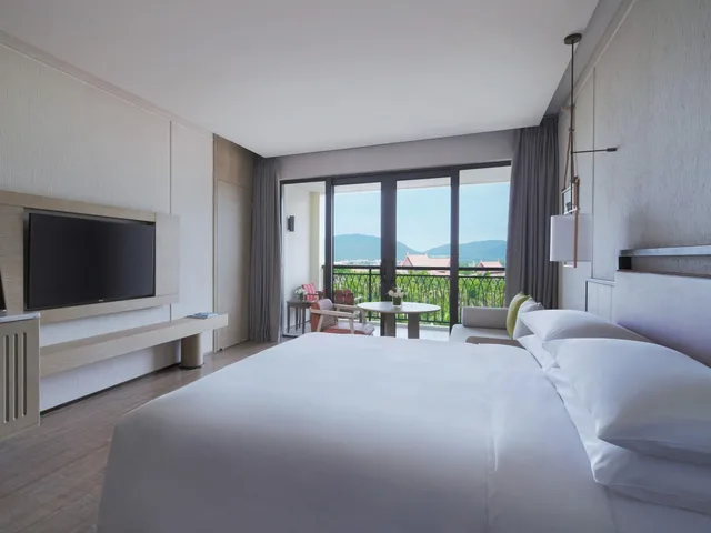 غرفة بسرير كينج بإطلالة على الحديقة، Marriott Yalong Bay 1/4
