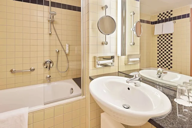 غرفة ديلوكس بسرير كوين بشرفة، Lindner Hotel Cologne Am Dom, part of JdV by Hyatt 3/4