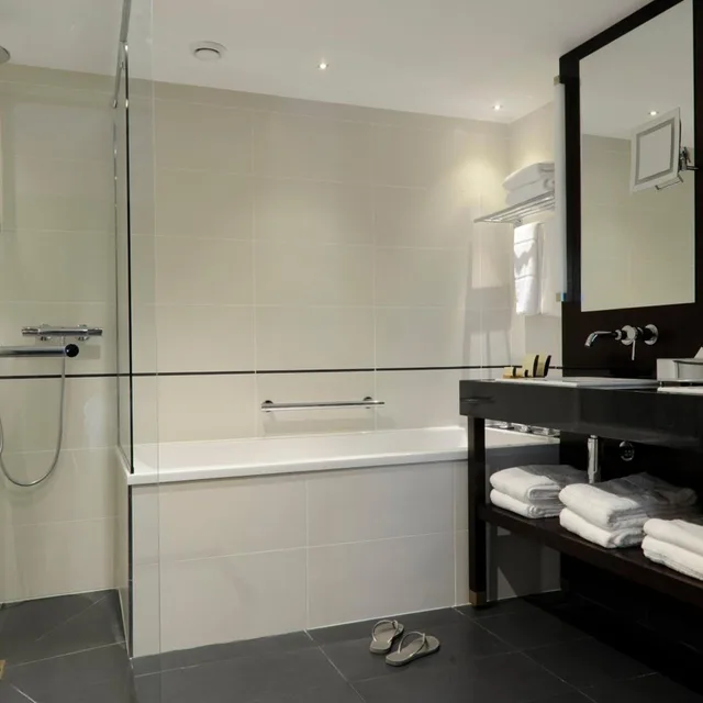 جناح بشرفة، Crowne Plaza Montpellier Corum 5/6