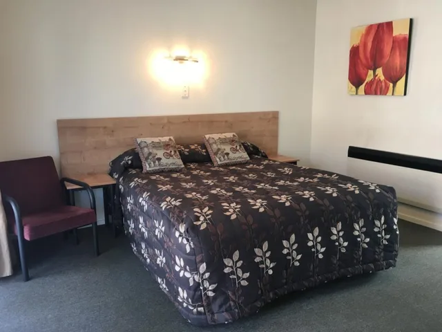 Upstairs, Studio, Queen Bed, Fenton Court Motel 3/7