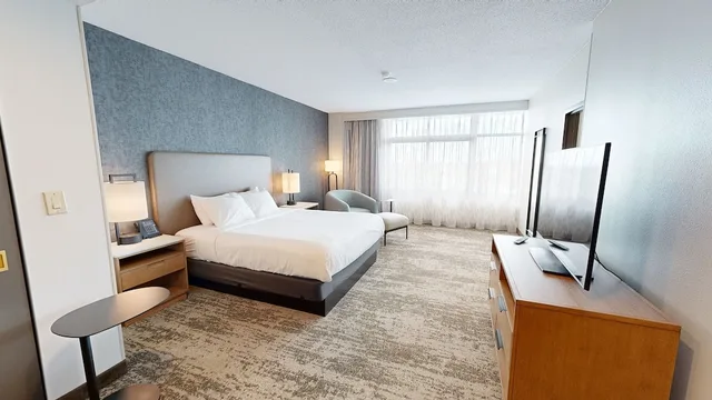 جناح رئاسي بسرير كينج مع أريكة بحوض جاكوزي، Embassy Suites by Hilton at Hot Springs Convention Center 3/9