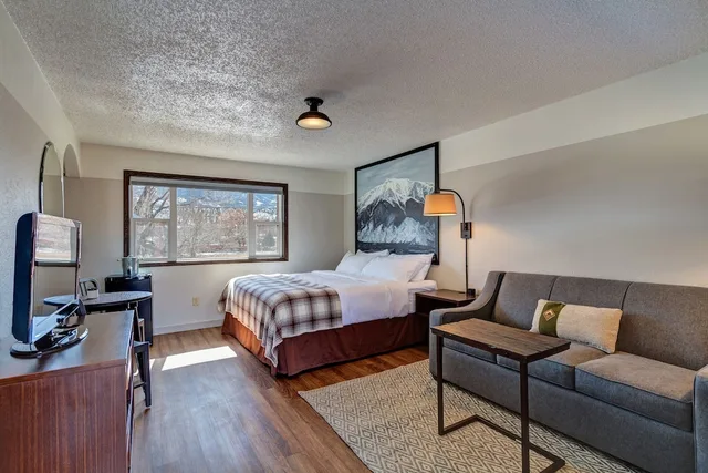 Meadow, King Bed, Sofa، Loyal Duke Lodge 3/5