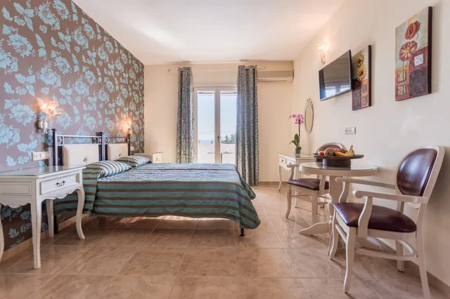 غرفة كلاسيكية بسريرين منفصلين بإطلالة على البحر، Ariadne Hotel 3/7