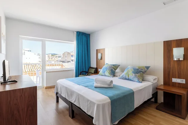 غرفة سوبيريور بسرير كوين بشرفة، Neptuno Paguera Hostal 2/8