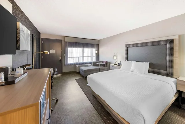 غرفة قياسية بسرير كينج يُسمح فيها بالحيوانات الأليفة، Aiden by Best Western South Reno, NV 1/5