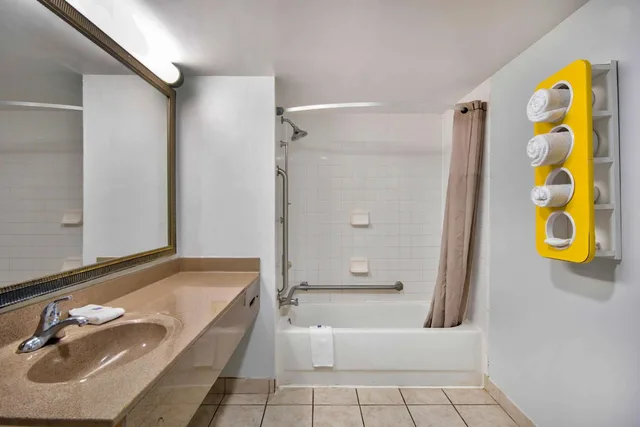 جناح، Motel6 Lafayette, LA 7/7