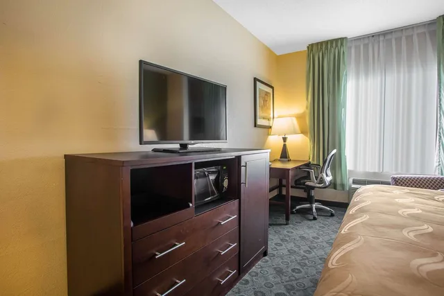 Efficiency, King Bed, Accessible، Quality Inn & Suites Bloomington I-55 and I-74 6/6