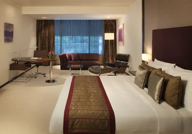 غرفة بزنس، Radisson Blu Plaza Hotel Hyderabad Banjara Hills 4/6
