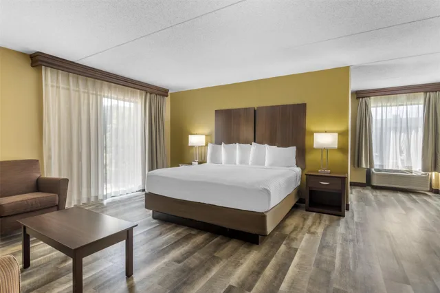 Room, King Bed, Pool Access، Best Western Plaza Inn 3/6