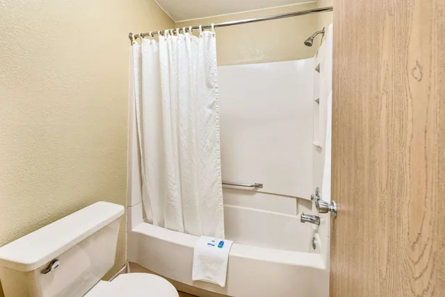 Standard, 2 Double Beds, Smoking, Rodeway Inn Columbus West 6/6