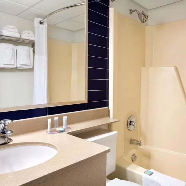 Room, King Bed, Queen Bed, Main Floor، Travelodge by Wyndham Edmonton West 4/6