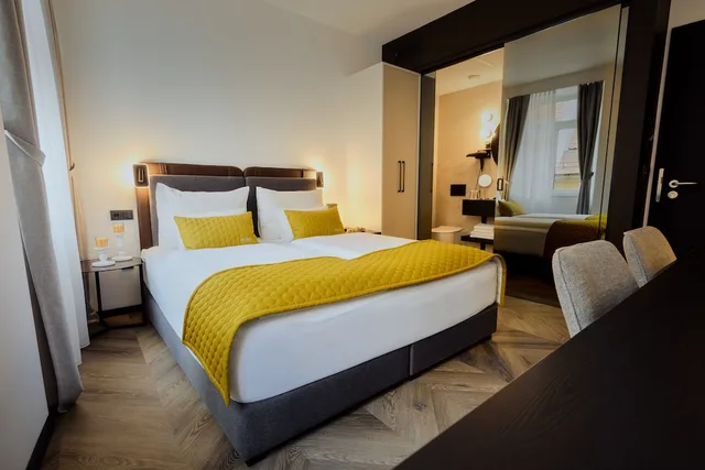 غرفة ديلوكس بسرير كينج، The Hotel Ljubljana 1/3