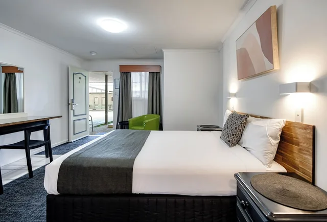 غرفة تنفيذية بسرير كوين، Gateway Motel Caboolture 1/7