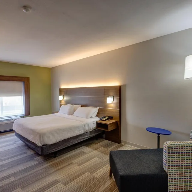 غرفة ديلوكس بسرير كينج بحوض استحمام لذوي الإعاقة، Holiday Inn Express Hotel And Suites Shelbyville Indianapolis 2/4