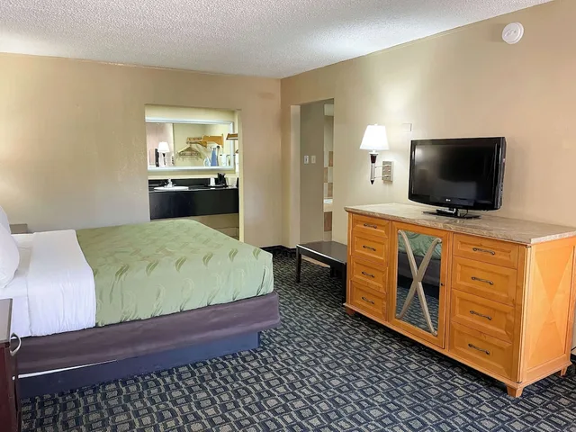 غرفة قياسية بسرير كينج للمدخنين، Studio6 Suites North Richland Hills, TX 1/6