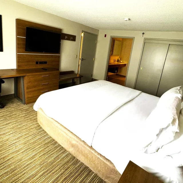 جناح بسرير كينج بجاكوزي، Holiday Inn Express & Suites Lincoln East - White Mountains 4/10