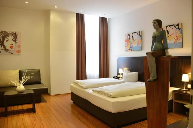 Room, Twin Beds, Arthotel Munich 1/2