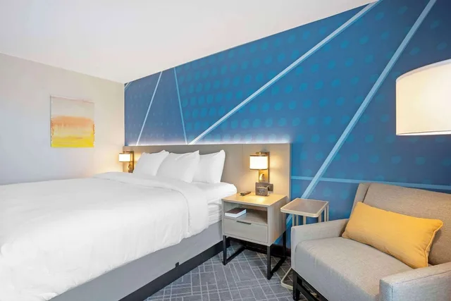 غرفة بسرير كينج مع أريكة، Comfort Inn & Suites Mountain Grove US-60 2/6
