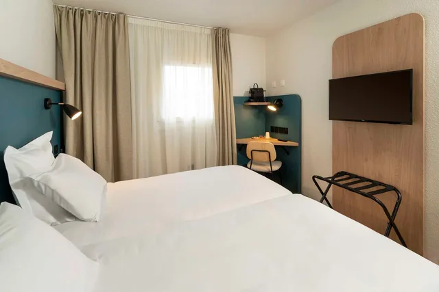 Standard, Twin Beds, Court View، Le Carline Sure Hotel Collection by Best Western 2/3
