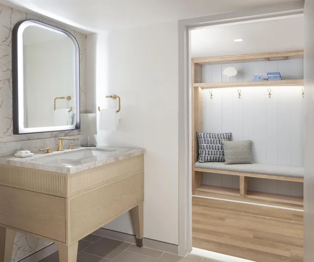 Palm, Suite, King Bed, Water Front, Sofa، Baker's Cay Resort Key Largo, Curio Collection by Hilton 5/8