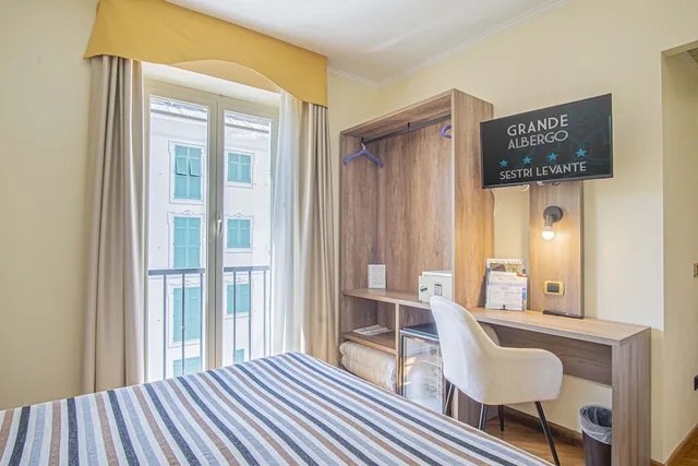 غرفة قياسية بسرير كوين بإطلالة على الفناء، Grande Albergo 3/7