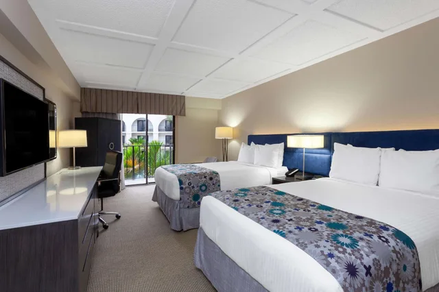 غرفة بسريرين مزدوجين بإطلالة على المسبح، Wyndham Boca Raton 1/4