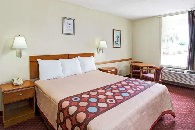 غرفة قياسية بسرير كينج، Super 8 by Wyndham Walterboro 1/3