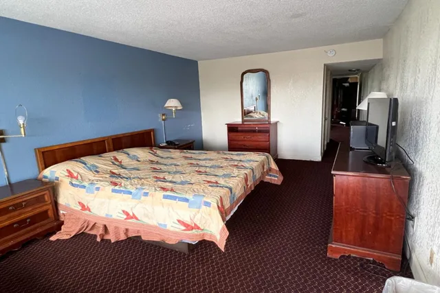 غرفة بسرير مزدوج بمطبخ صغير للمدخنين، Super Inn & Suites by OYO Milledgeville 1/2
