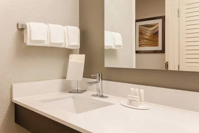 جناح بسرير كينج بشرفة مع أريكة، Courtyard by Marriott Monroe 3/3