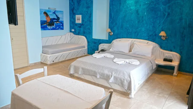 Room, 1 Double and 1 Single Bed, Volcano View، Nautilus Dome 1/1