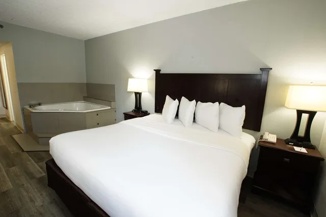 غرفة قياسية بسرير كينج بحوض جاكوزي، Best Western Paramus Hotel & Suites 4/10