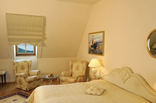 Junior Suite, Queen Bed, Country View, River View، Hotel Schloss Duernstein 3/3