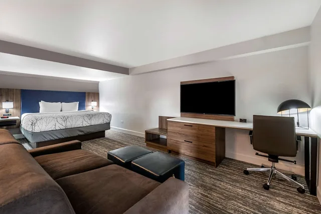 غرفة قياسية بسرير كينج بإطلالة على المسبح، Best Western Denver East 8/10