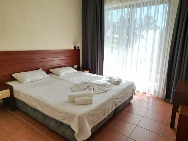 شقة بسريرين منفصلين بإطلالة على المسبح بغرفة نوم واحدة مع أريكة، Lemas Suite Hotel 6/10