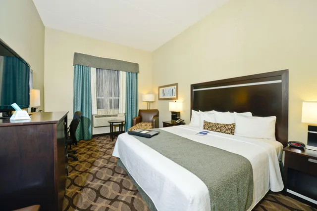 غرفة بسرير مزدوج، Best Western Plus Travel Hotel Toronto Airport 1/4