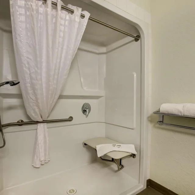 غرفة بسرير كوين لذوي الإعاقة، Motel6 Grande Prairie, AB 4/4