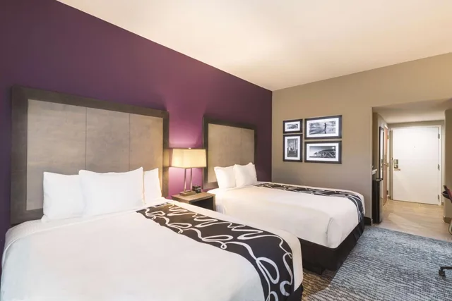 غرفة ديلوكس بسريرين كوين، La Quinta Inn and Suites by Wyndham Kennesaw 3/10