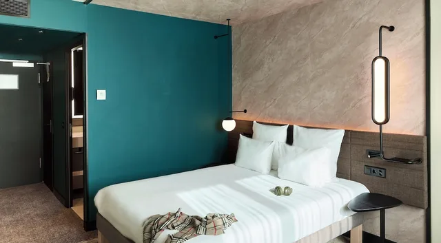 غرفة سوبيريور بسرير كوين مع أريكة، Novotel Bern Expo 3/10
