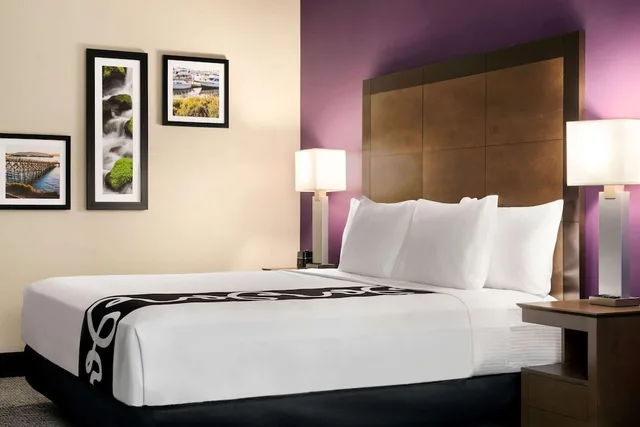 Deluxe, King Bed, La Quinta Inn And Suites by Wyndham Burlington 2/3