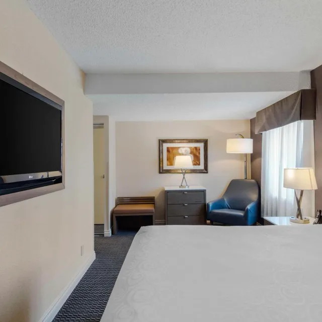 غرفة تنفيذية بسرير كينج بشرفة، Best Western Premier Chateau Granville Hotel and Suites and Conf. Centre 1/8