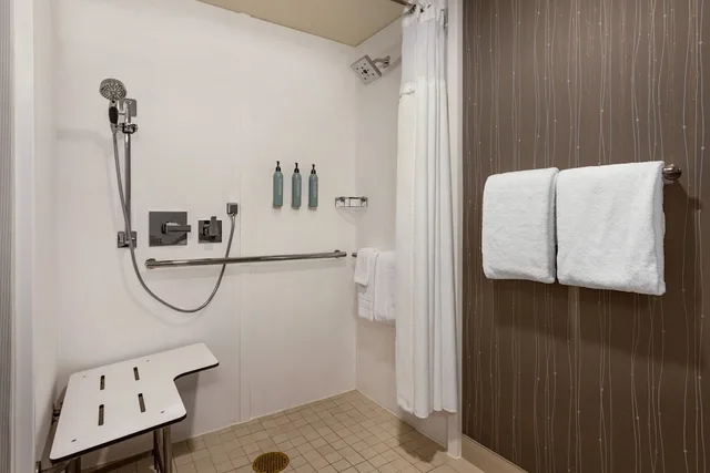 غرفة بسرير كينج بشرفة، Courtyard By Marriott Tupelo 10/10