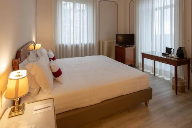 غرفة بسرير مزدوج بإطلالة على البحيرة، Palace Grand Hotel Varese 2/3